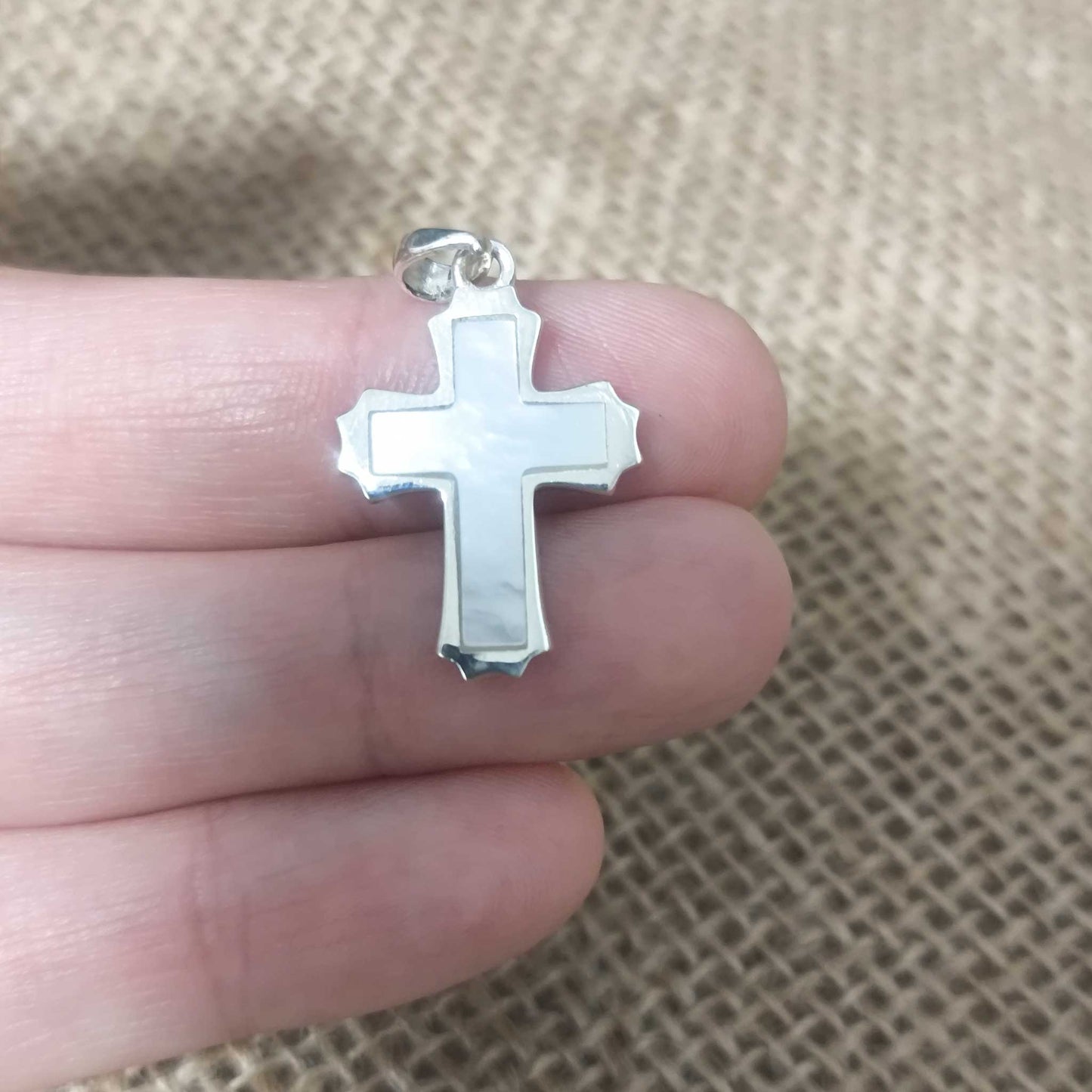 Colgante "Serenidad Divina": Cruz de Nácar y Plata Protectora