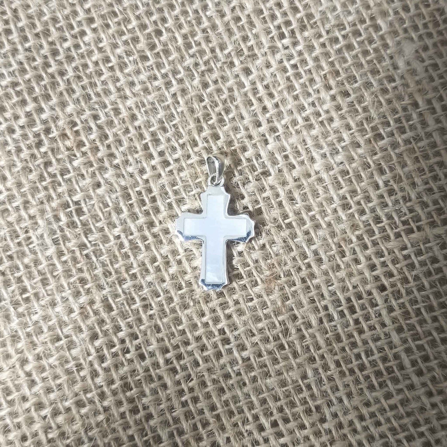 Colgante "Serenidad Divina": Cruz de Nácar y Plata Protectora