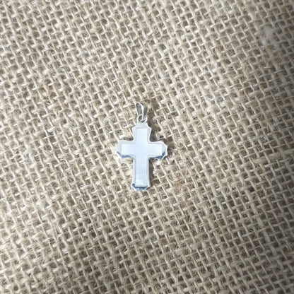 Colgante "Serenidad Divina": Cruz de Nácar y Plata Protectora