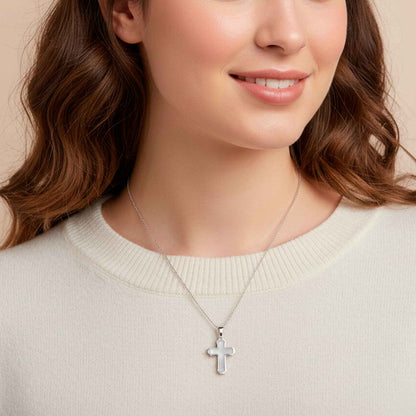 Colgante "Serenidad Divina": Cruz de Nácar y Plata Protectora