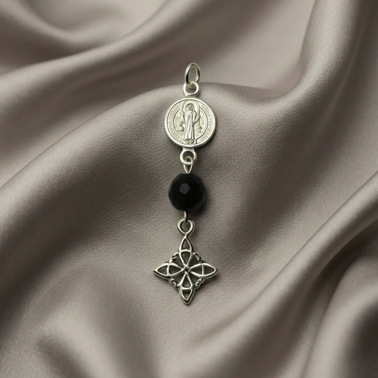 Colgante San Benito, Ónix y Nudo de Bruja en Plata de Ley 925 - Amuleto de Protección