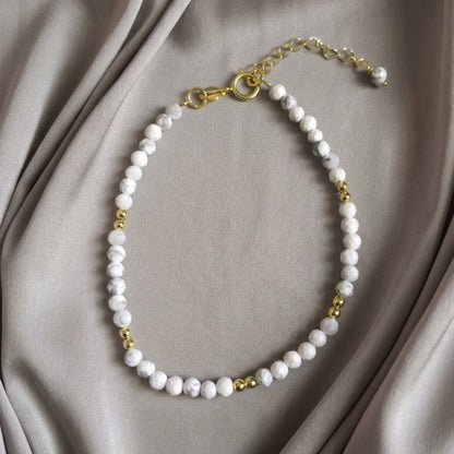 Pulsera de Howlita y Plata de Ley Chapada en Oro | Plata y Magia