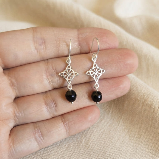 Pendientes Nudo de Bruja y Ónix en Plata de Ley 925