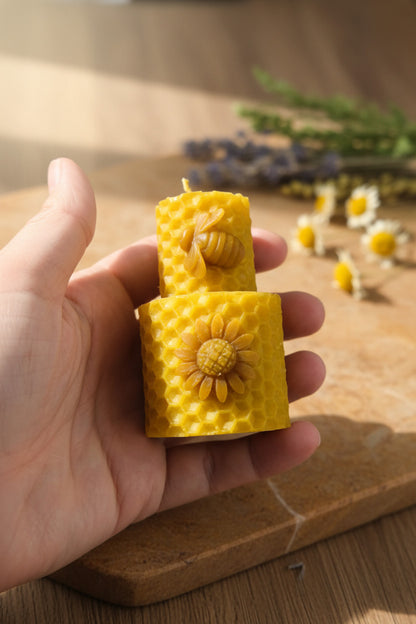 Vela de Miel Artesanal "Florecer y Abundancia" – Cera Natural con Abeja y Flor (7x4.5 cm)