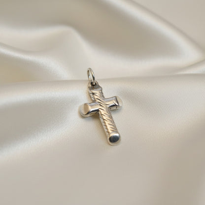 Amuleto Cruz de Plata "Luz Etérea" - Diseño en Relieve y Alta Densidad