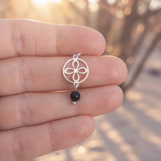 Colgante "Fortuna Serena" en Plata de Ley - Amuleto Trébol de Cuatro Hojas y Ónice Negro