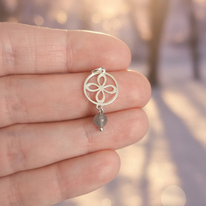 Colgante "Destello Místico" en Plata de Ley - Amuleto Trébol de Cuatro Hojas y Labradorita