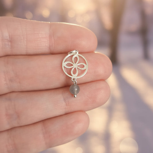 Colgante "Destello Místico" en Plata de Ley - Amuleto Trébol de Cuatro Hojas y Labradorita