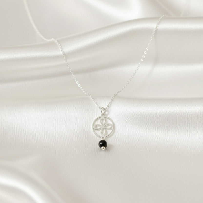 Colgante "Fortuna Serena" en Plata de Ley - Amuleto Trébol de Cuatro Hojas y Ónice Negro
