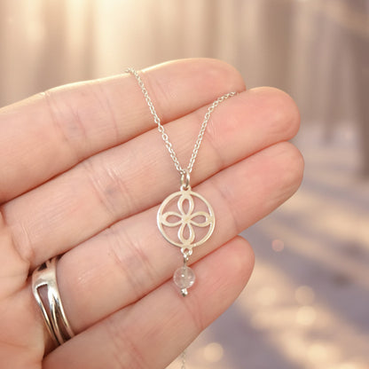 Colgante "Luz del Destino" en Plata de Ley - Amuleto Trébol de Cuatro Hojas y Cuarzo Transparente