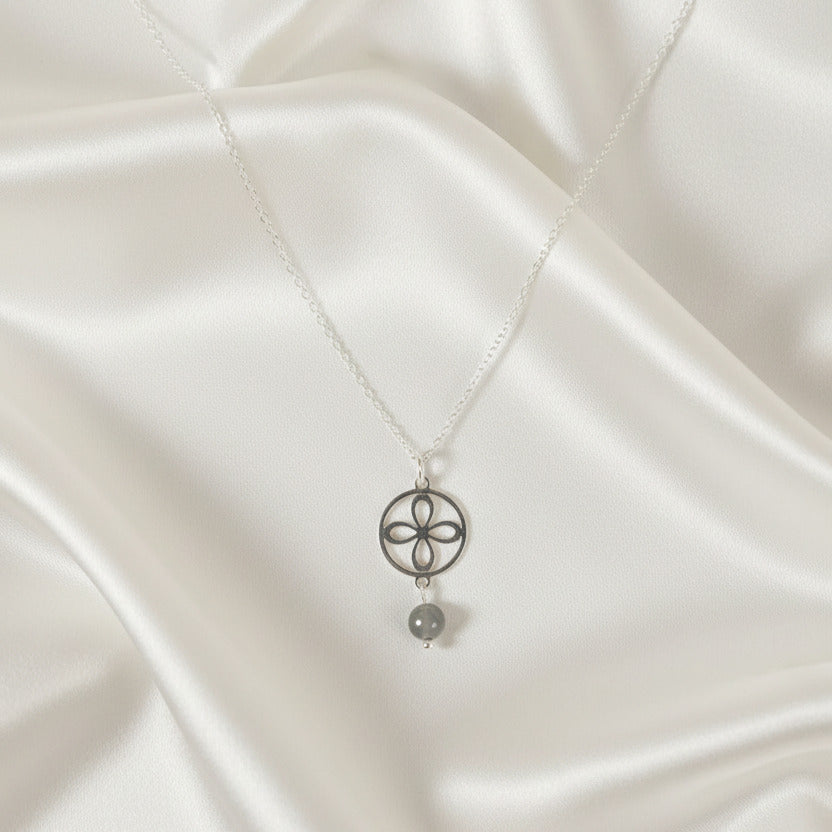 Colgante "Destello Místico" en Plata de Ley - Amuleto Trébol de Cuatro Hojas y Labradorita