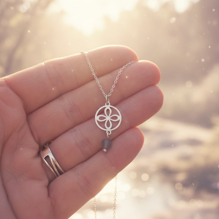 Colgante "Destello Místico" en Plata de Ley - Amuleto Trébol de Cuatro Hojas y Labradorita