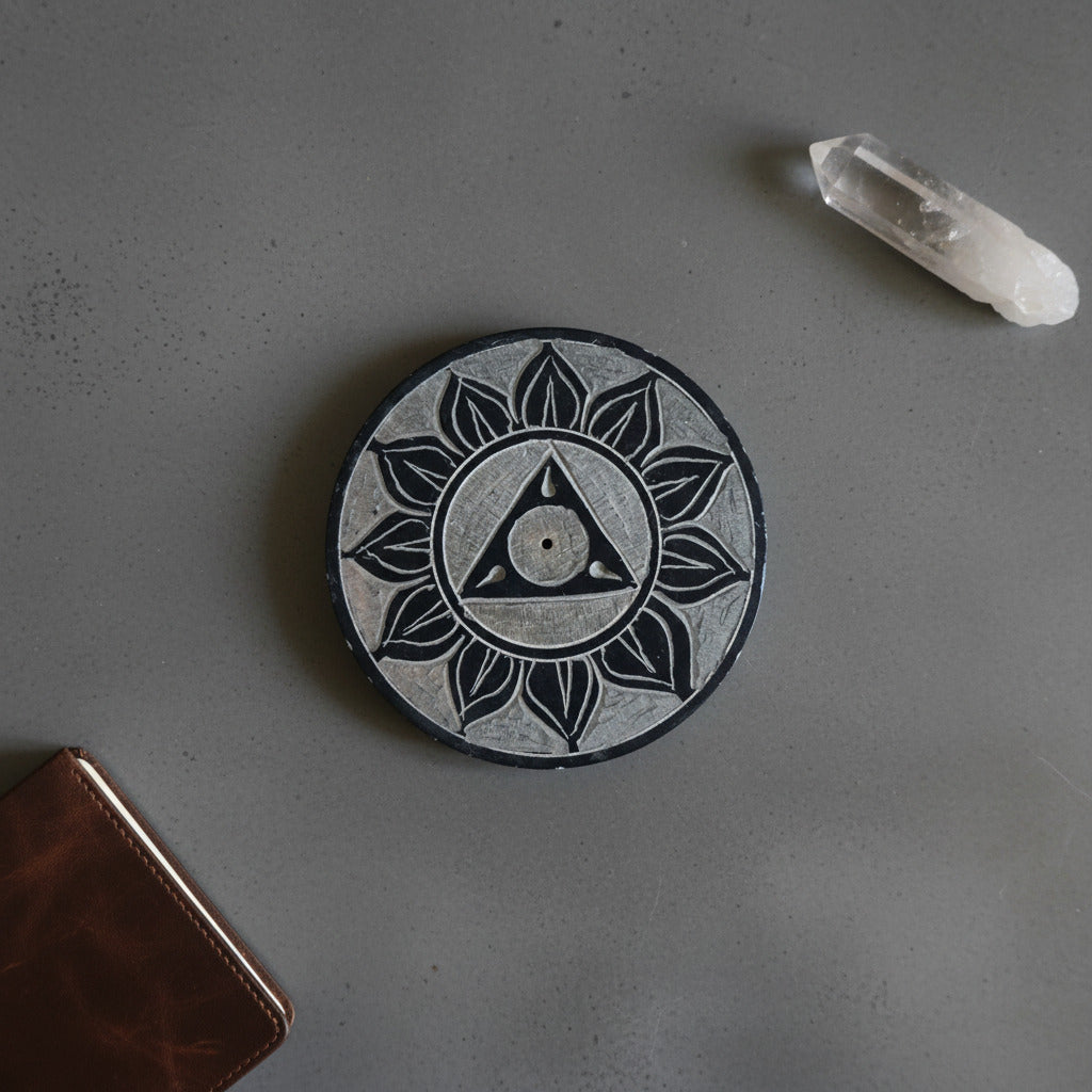 Porta-Incienso de Piedra Natural Triángulo Sagrado – Plato Artesanal de India (7.5 cm)