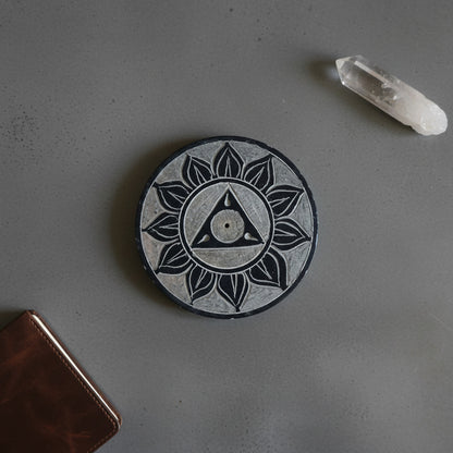 Porta-Incienso de Piedra Natural Triángulo Sagrado – Plato Artesanal de India (7.5 cm)
