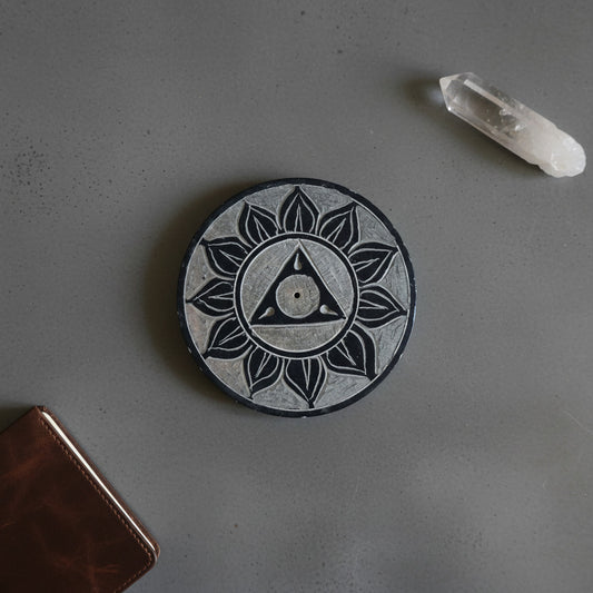 Porta-Incienso de Piedra Natural Triángulo Sagrado – Plato Artesanal de India (7.5 cm)