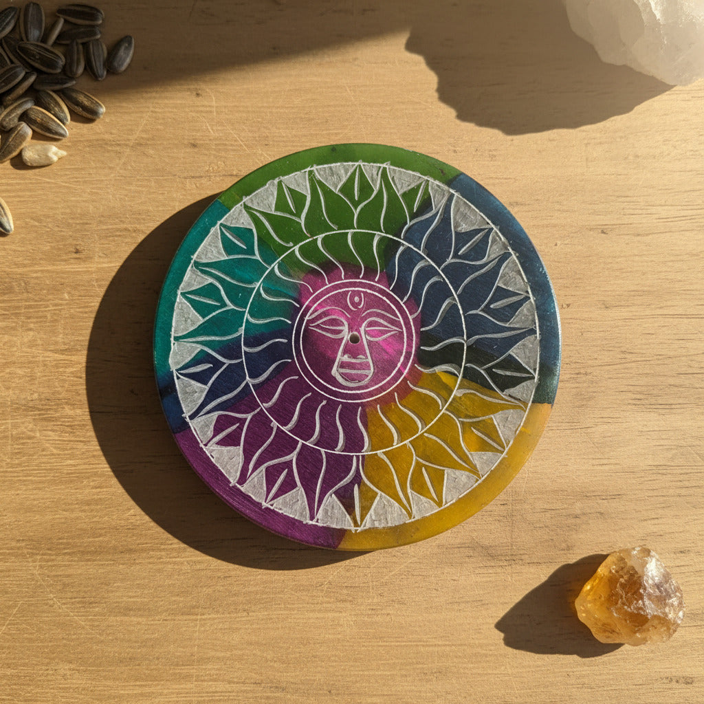 Porta-Incienso de Piedra Natural Rostro del Sol – Plato Artesanal de India (7.5 cm)