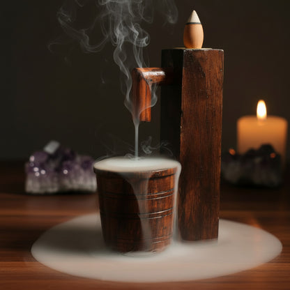 Cascada de Incienso de Reflujo "Grifo Rústico con Cubo" – Pieza Artesanal de Madera (10.5x6 cm)