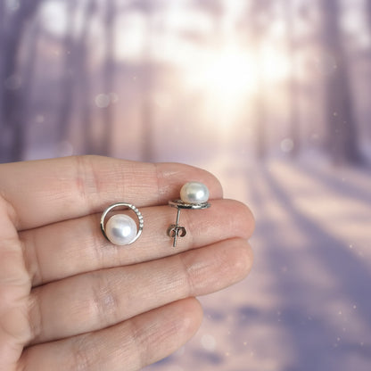 Pendientes Místicos "Círculo de Intuición Lunae" – Plata Rodiada, Perla Cultivada y Circonitas (11.8mm)