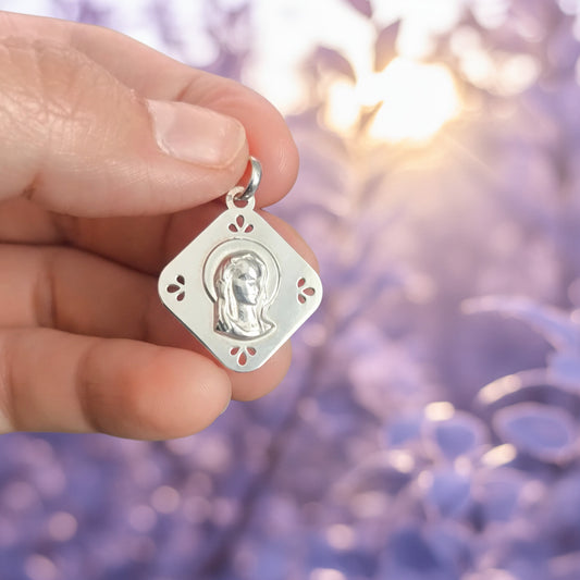 Medalla "Luz de la Infancia" – Virgen Niña en Plata de Ley 925 Calada (21mm)  (Opcional: Disponible con Cadena Forzada de 1mm)