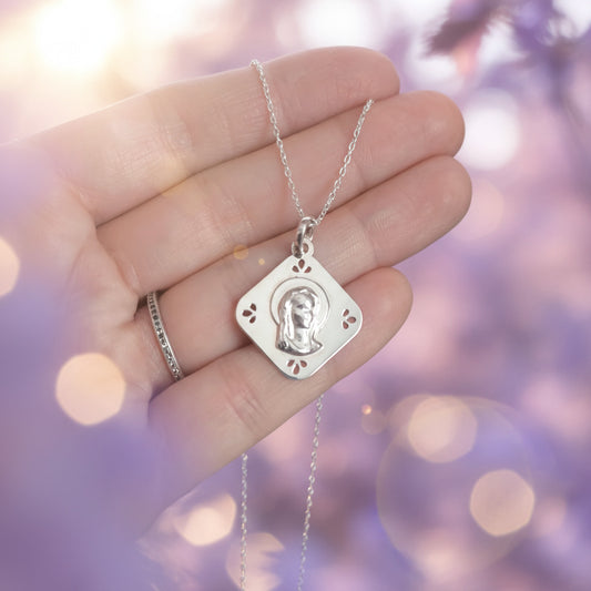 Medalla "Luz de la Infancia" – Virgen Niña en Plata de Ley 925 Calada (21mm)  (Opcional: Disponible con Cadena Forzada de 1mm)