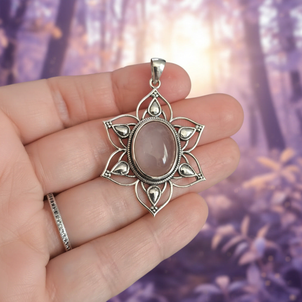 Colgante "Estrella del Corazón" – Plata de Ley 925 con Cuarzo Rosa Natural (46mm)