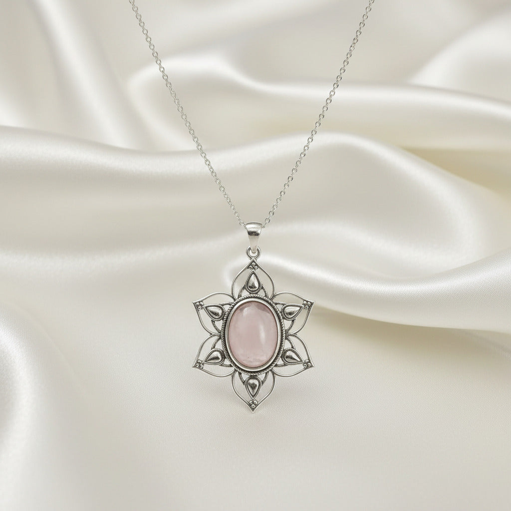 Colgante "Estrella del Corazón" – Plata de Ley 925 con Cuarzo Rosa Natural (46mm)