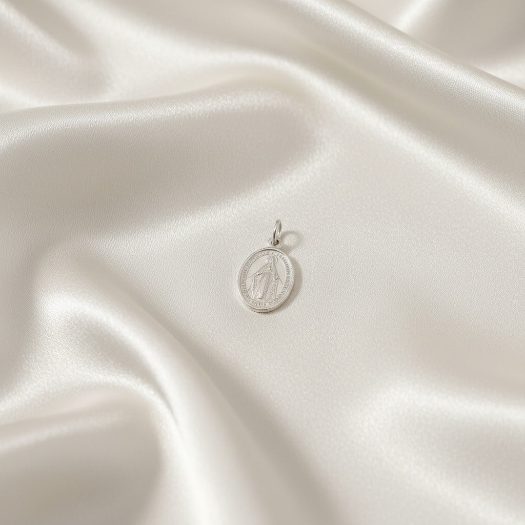 Medalla Virgen de la Milagrosa "Luz Guía" – Plata de Ley 925 (15x9.5 mm)