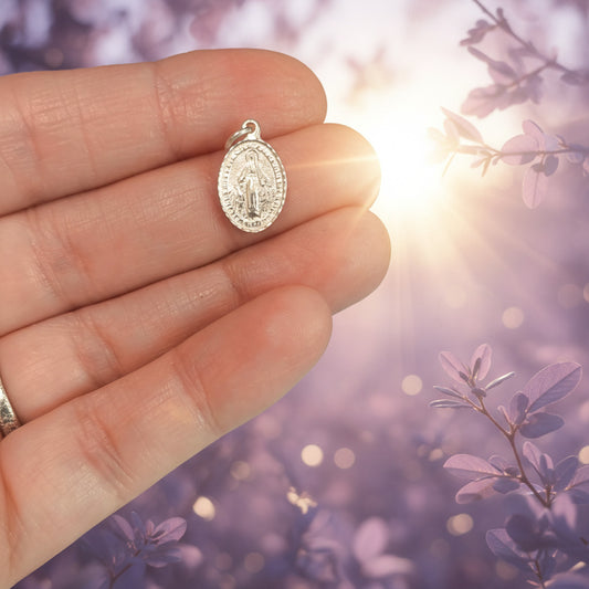 Medalla Virgen de la Milagrosa "Luz Guía" – Plata de Ley 925 (15x9.5 mm)
