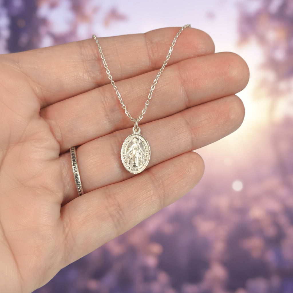 Medalla Virgen de la Milagrosa "Luz Guía" – Plata de Ley 925 (15x9.5 mm)