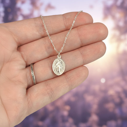 Medalla Virgen de la Milagrosa "Luz Guía" – Plata de Ley 925 (15x9.5 mm)