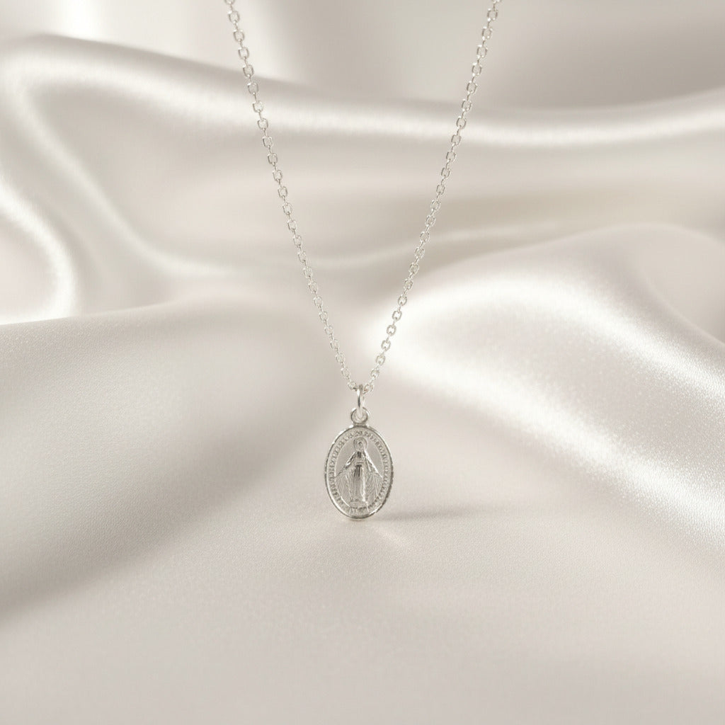 Medalla Virgen de la Milagrosa "Luz Guía" – Plata de Ley 925 (15x9.5 mm)