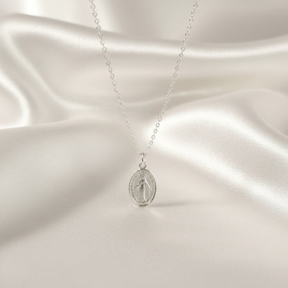 Medalla Virgen de la Milagrosa "Luz Guía" – Plata de Ley 925 (15x9.5 mm)