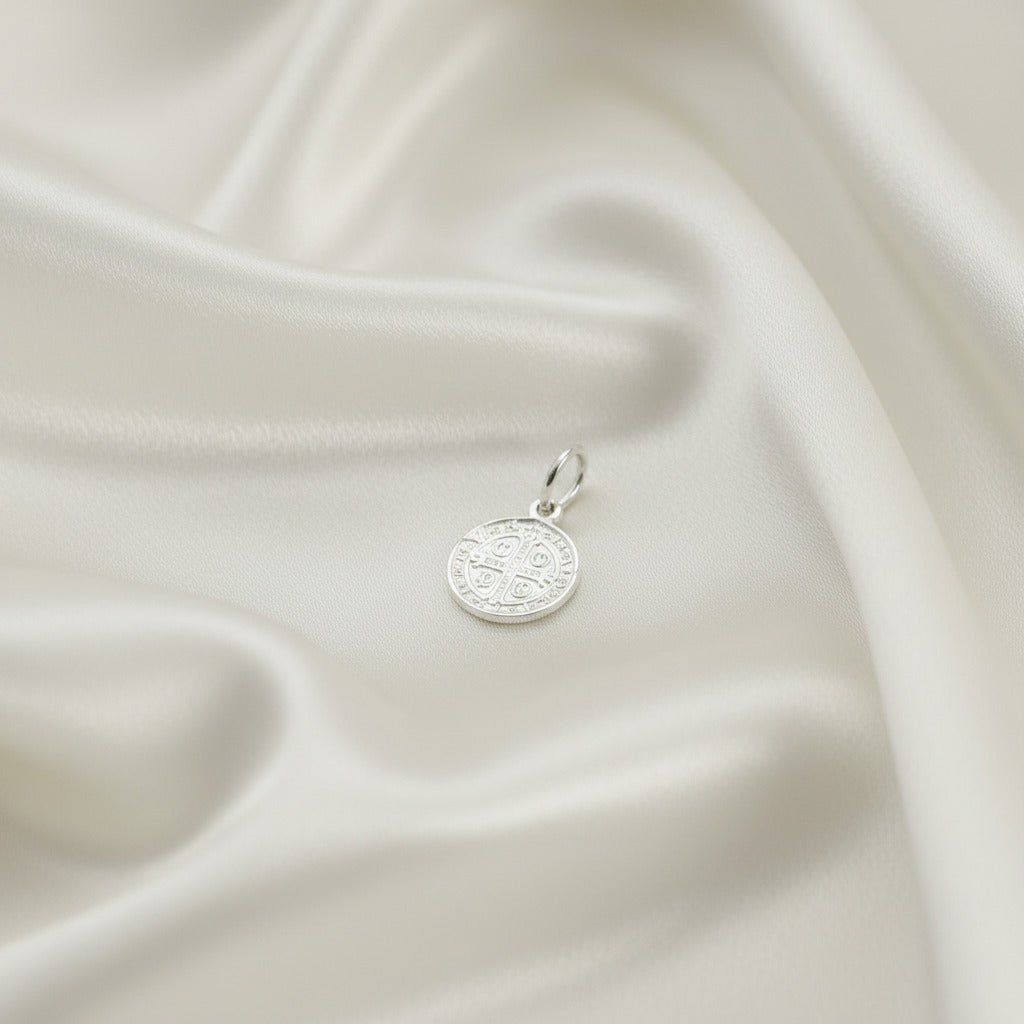Colgante "Protección Atemporal" – San Benito de 10.8 mm en Plata de Ley 925