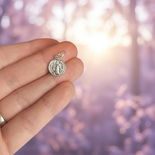 Colgante "Protección Atemporal" – San Benito de 10.8 mm en Plata de Ley 925