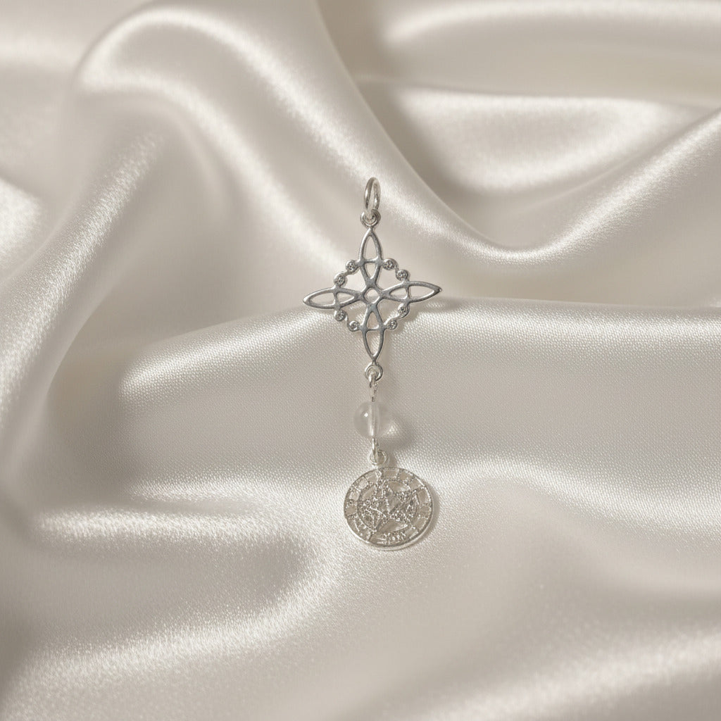 Colgante Triple "Amparo y Visión" – Nudo de Bruja, Cuarzo Transparente y Tetragramatón en Plata de Ley 925