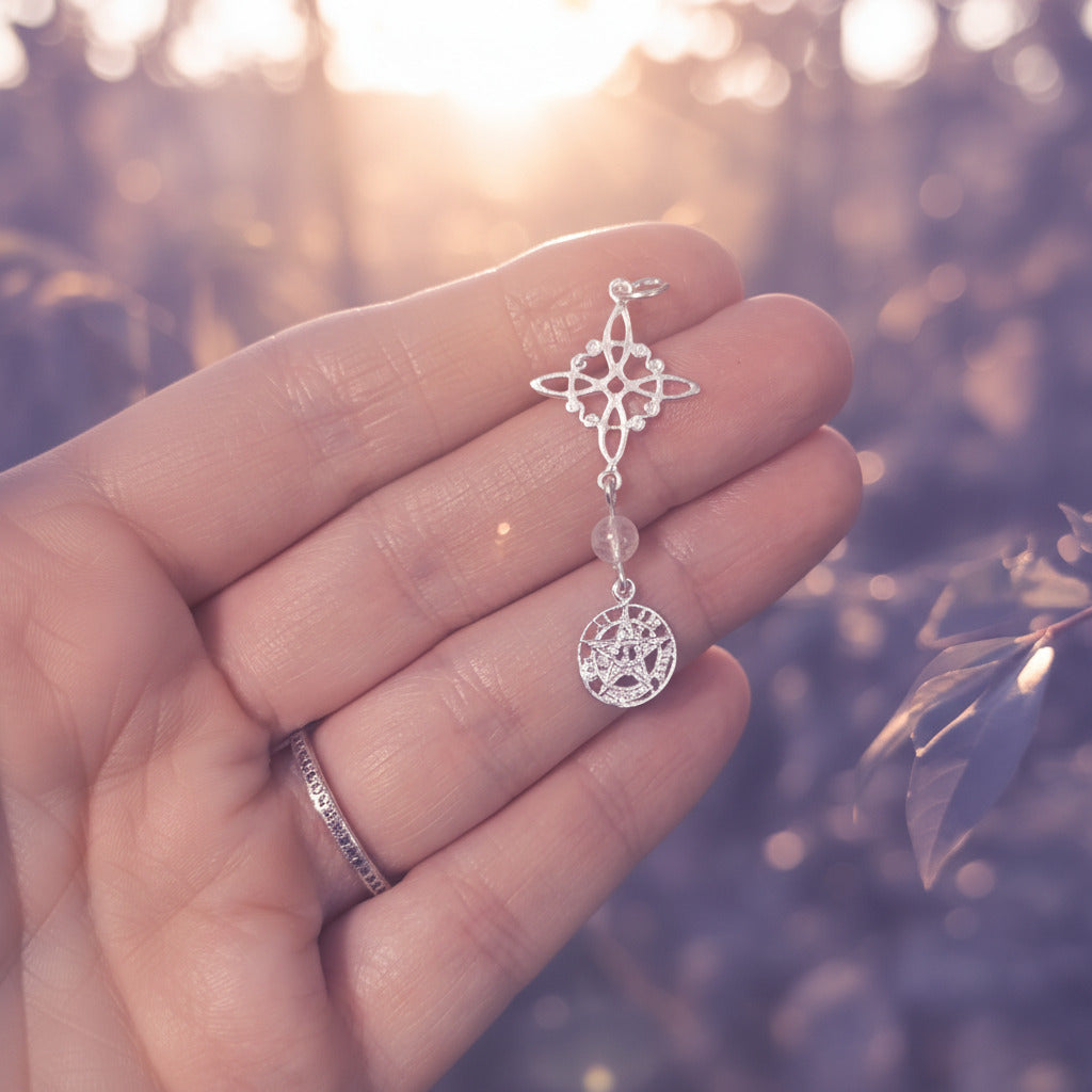 Colgante Triple "Amparo y Visión" – Nudo de Bruja, Cuarzo Transparente y Tetragramatón en Plata de Ley 925