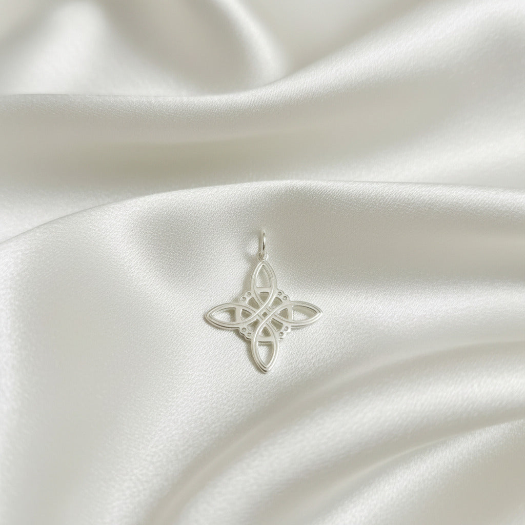 Colgante Nudo de Bruja "Conexión Eterna" – Plata de Ley 925 (21x20 mm)