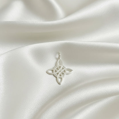 Colgante Nudo de Bruja "Conexión Eterna" – Plata de Ley 925 (21x20 mm)