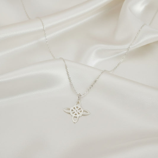 Colgante Nudo de Bruja "Conexión Eterna" – Plata de Ley 925 (21x20 mm)