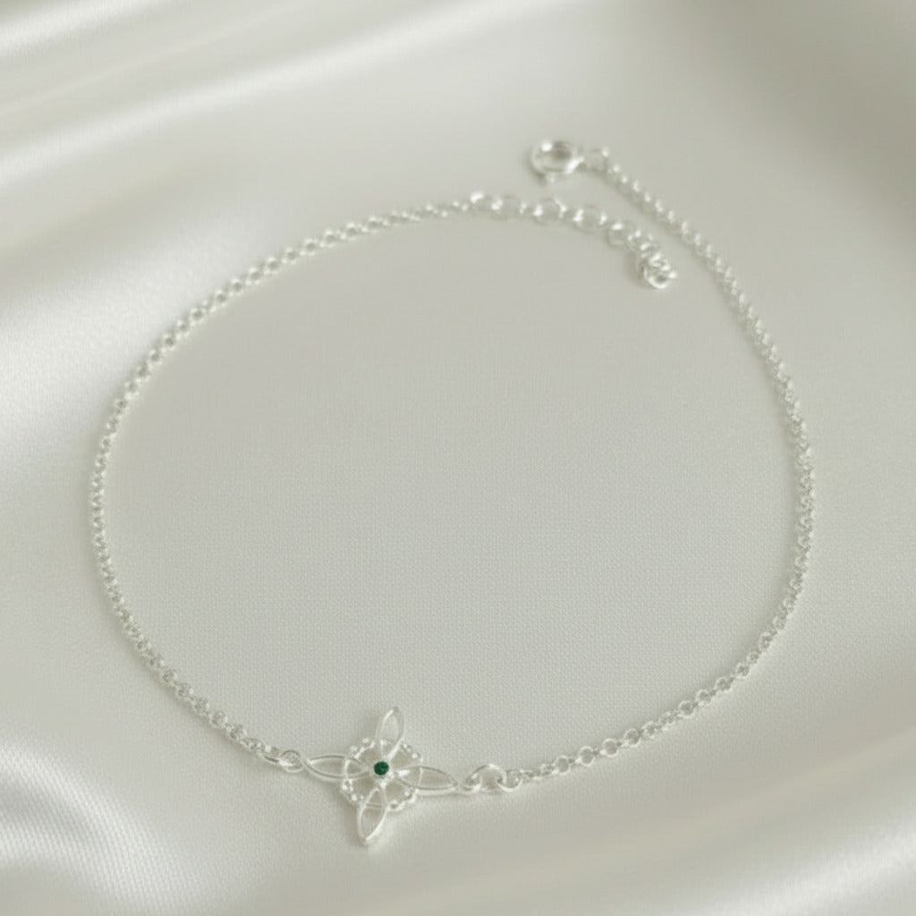 Tobillera "Senda Vital" – Nudo de Bruja con Circonita Verde Central en Plata de Ley 925