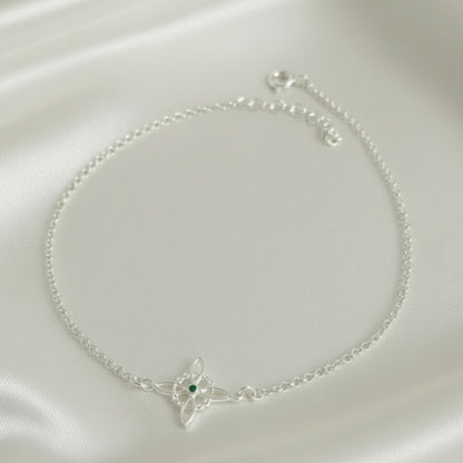 Tobillera "Senda Vital" – Nudo de Bruja con Circonita Verde Central en Plata de Ley 925