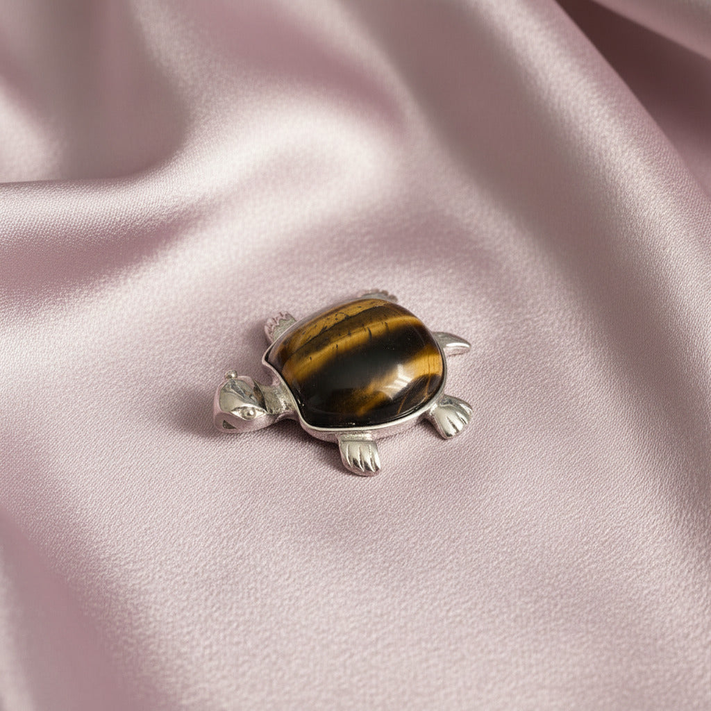 Colgante "Tortuga Ancestral" – Ojo de Tigre Natural en Bisutería Plateada