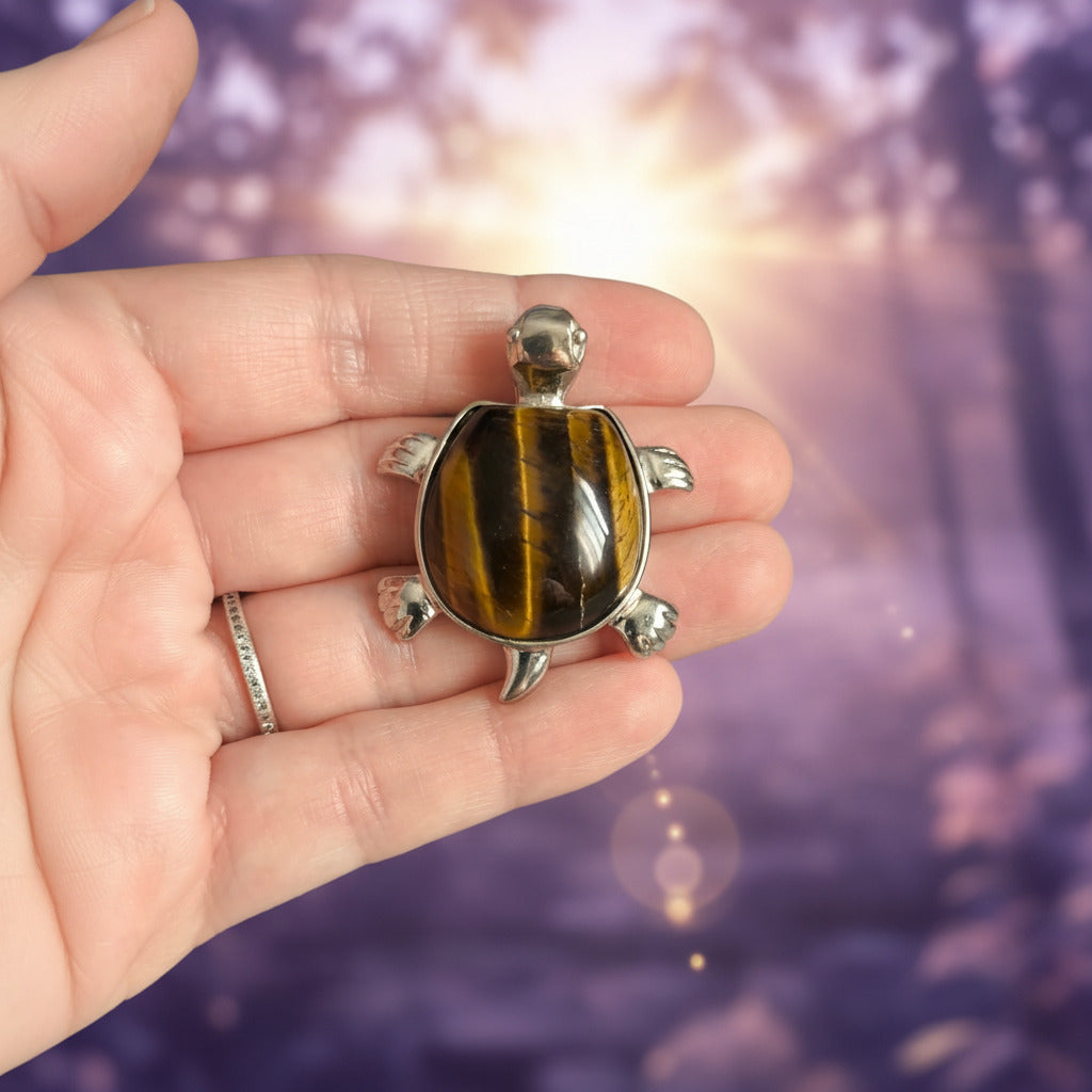 Colgante "Tortuga Ancestral" – Ojo de Tigre Natural en Bisutería Plateada
