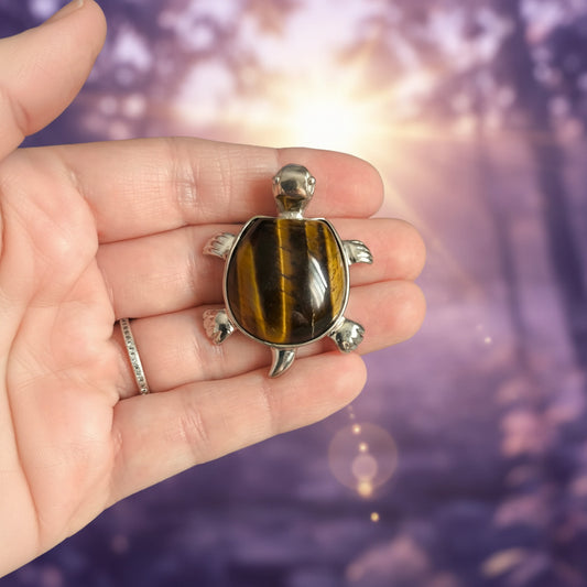 Colgante "Tortuga Ancestral" – Ojo de Tigre Natural en Bisutería Plateada