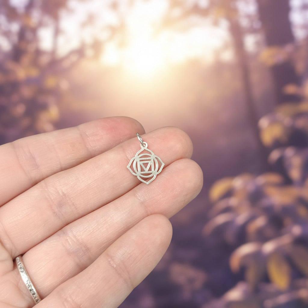 Colgante "Cimiento del Ser" – Chakra Raíz (Muladhara) en Plata de Ley