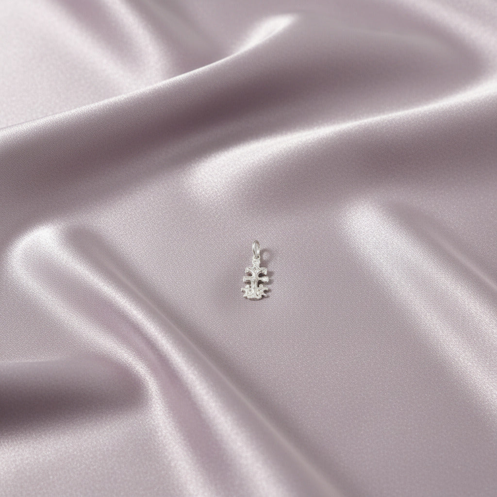 Colgante Mini "Luz de Caravaca" – Cruz de Plata de Ley (10x6 mm)