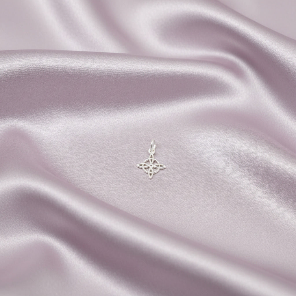Colgante "Nudo de Bruja" Mini – Geometría Sagrada en Plata de Ley