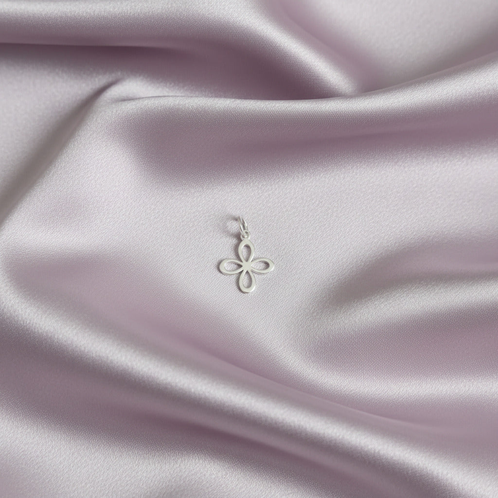 Colgante "Trébol de Luz" – Flor de Cuatro Pétalos en Plata de Ley