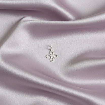Colgante "Trébol de Luz" – Flor de Cuatro Pétalos en Plata de Ley