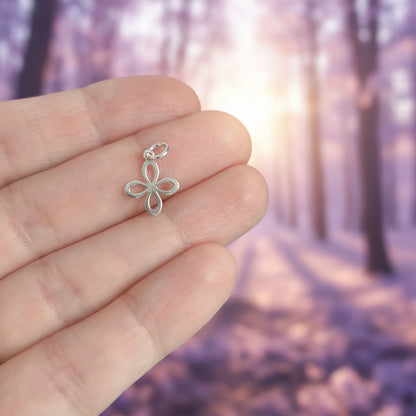 Colgante "Trébol de Luz" – Flor de Cuatro Pétalos en Plata de Ley